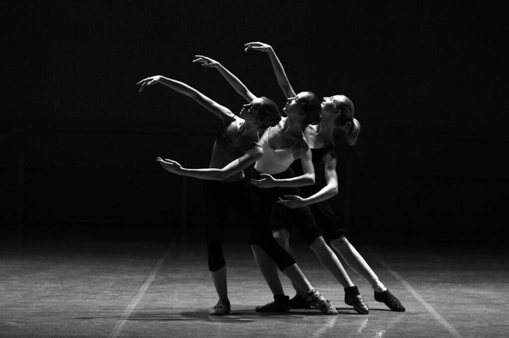 Vêtements et tenues de danses classiques Trois danseuses en train de danser. Blog d'astuces et conseils en danses à Conflans en Jarnisy et Batilly entre Metz Thionville et Briey en Meurthe et Moselle. blog astuces conseils danses
