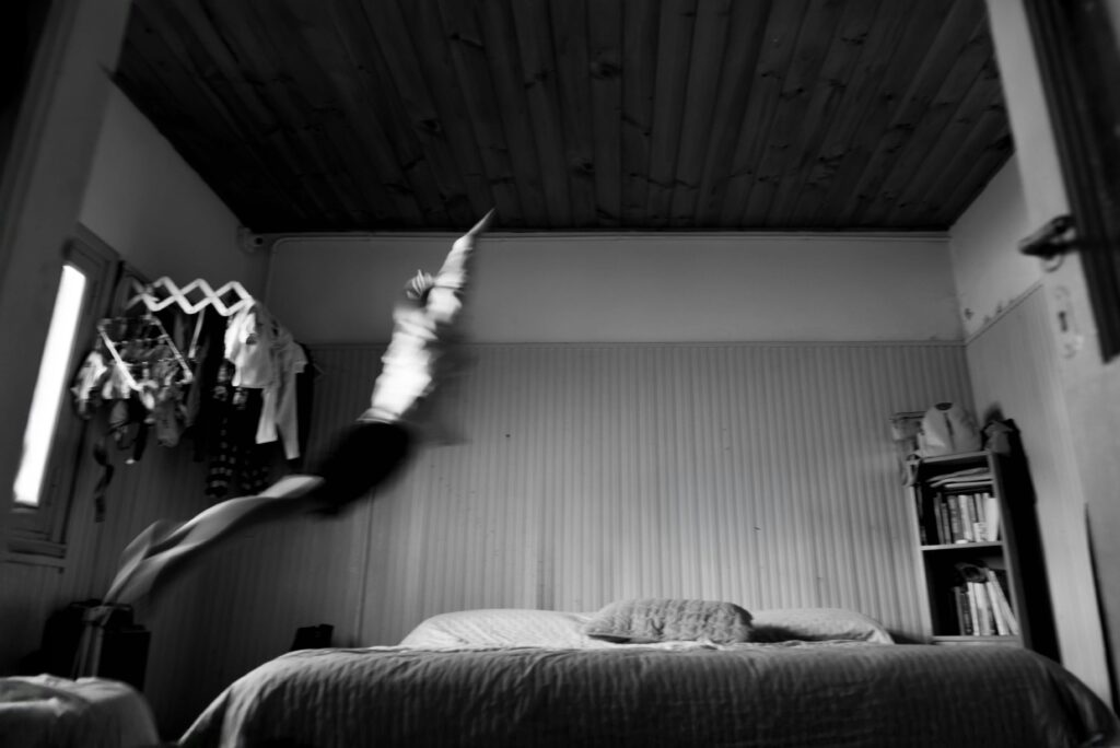 Image décorative de l'article Danseuse qui tombe en ralenti dans un lit.